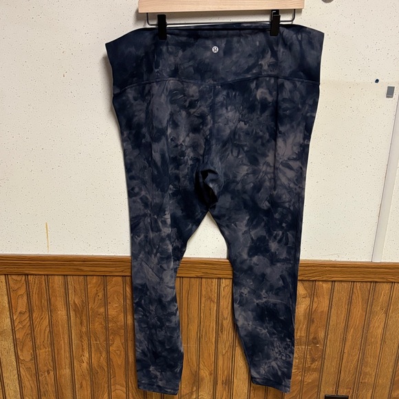 Women’s lululemon Navy Tie-Dye Leggings- size 20 - Picture 6 of 7
